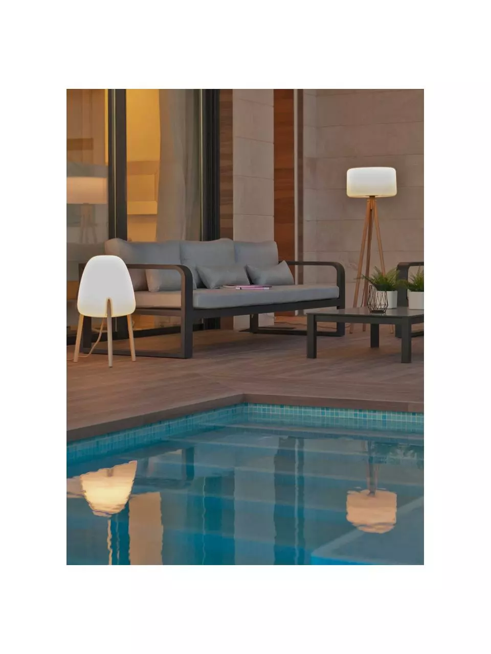 Dimmbare Tripod LED-Gartenleuchte Chloe mit Stecker und Fernbedienung, Ø 45 x H 140 cmNur noch wenige verfügbar 4 Dimmbare Tripod LED-Gartenleuchte Chloe mit Stecker und Fernbedienung, Ø 45 x H 140 cmNur noch wenige verfügbar – Bild 2