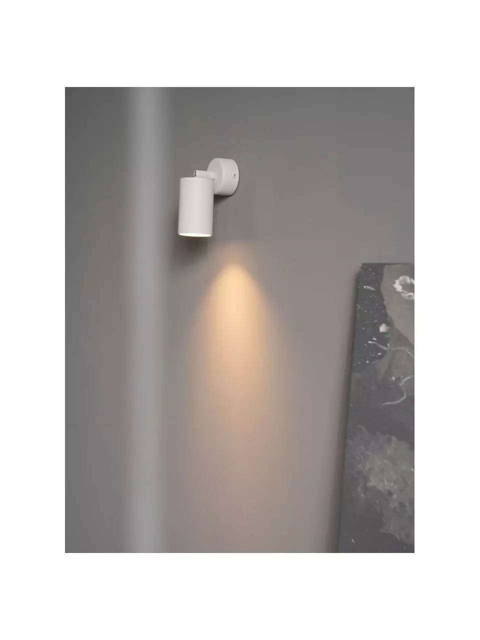 Kleiner Verstellbarer Wand- und Deckenstrahler Tori in Weiß, Ø 6 x T 13 cm 4 Kleiner Verstellbarer Wand- und Deckenstrahler Tori in Weiß, Ø 6 x T 13 cm – Bild 2